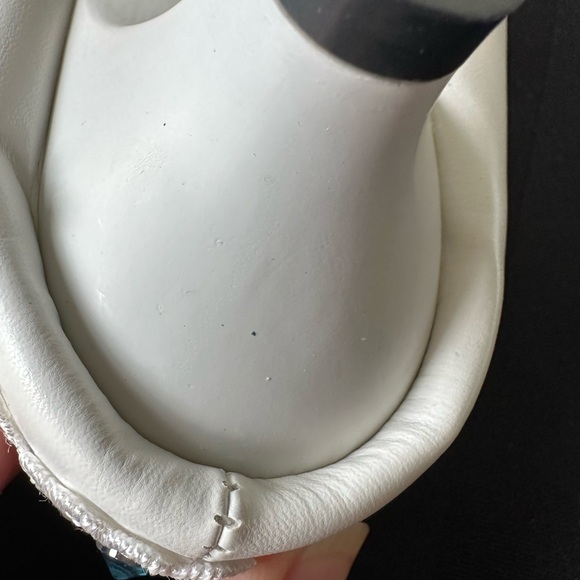 White leather bridal shoes with floral appliqué - Picture 7 of 12